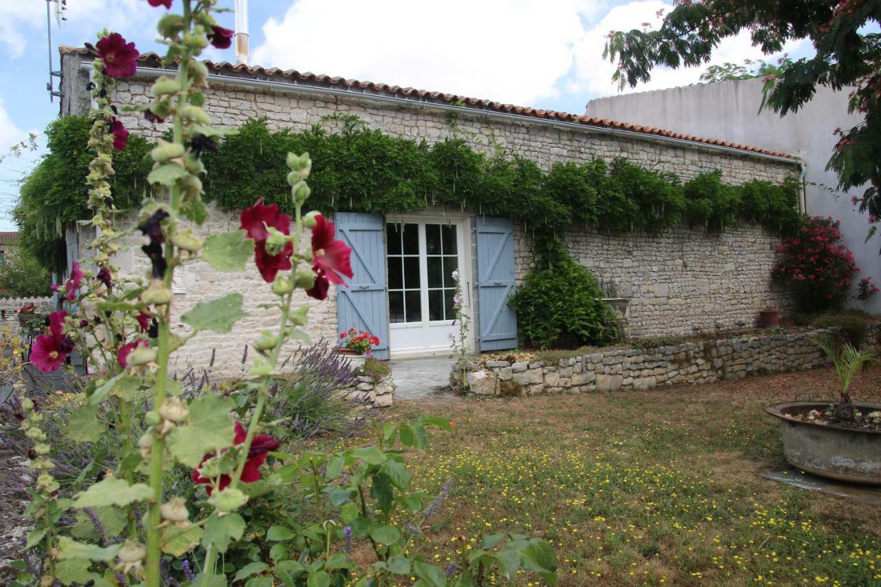 Maison d'hôtes LE LAVOIR Fontaines  Exterior foto